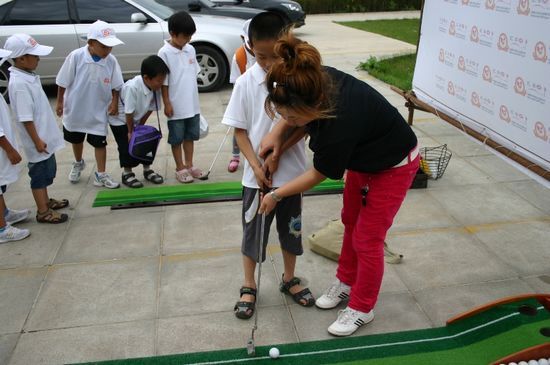 汇丰青少年夏令营大连站 教练调整摆杆姿势