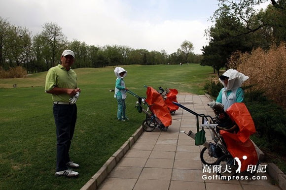 百天打百佳移师北京国际 与球会代表合影