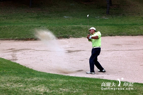 百天打百佳移师北京国际 与球会代表合影