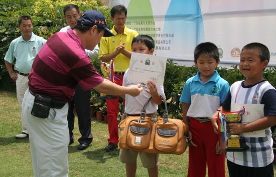 广东青少年巡回赛第五站 谭沅沅一杆进洞