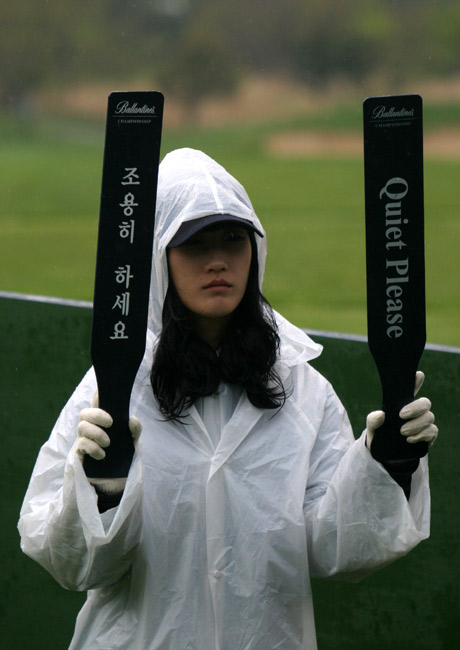 百龄坛冠军杯遭遇风雨 球迷冒雨观战