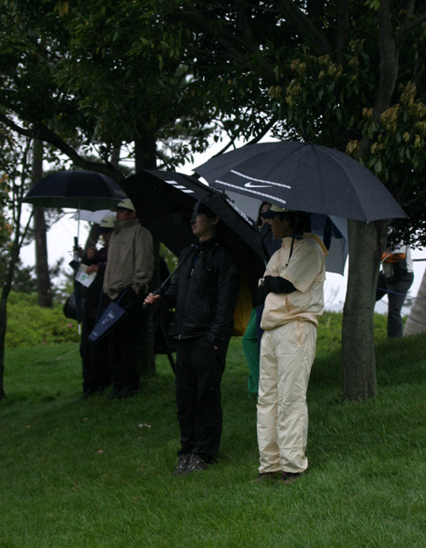 百龄坛冠军杯遭遇风雨 球迷冒雨观战