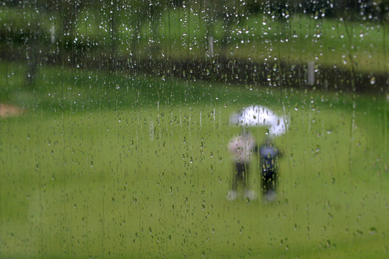 百龄坛冠军杯遭遇风雨 球迷冒雨观战