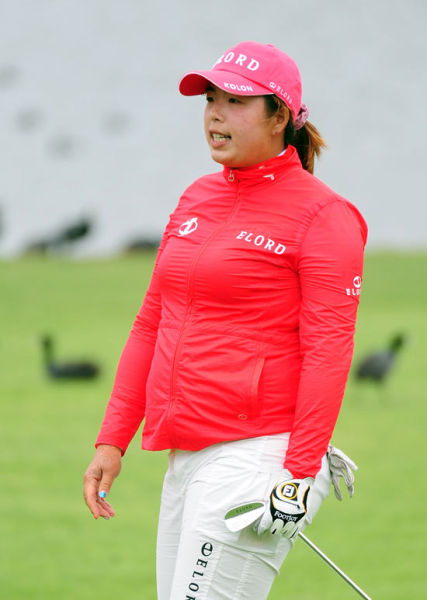 LPGA起亚精英赛决赛 开球后眺望小球