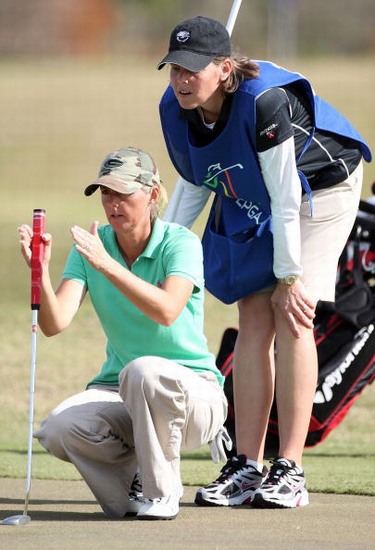 图文-2009LPGA资格学校次轮 LPGA球员瓦德当球童