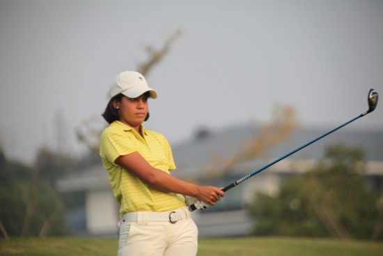 太湖赛首现一杆进洞 LPGA球员格兰娜达获奖香槟酒