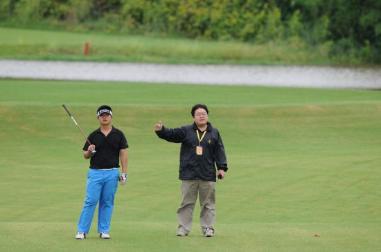 大雨为希望赛创造小插曲 裁判探查球场湿鞋不在意