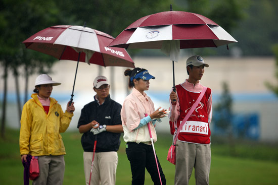 女子中巡赛宁波站第一轮 选手雨中奋战