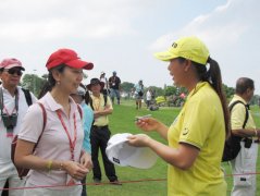 汇丰女子锦标赛首轮 冯珊珊给球迷签名