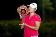 LPGA台湾锦标赛第四轮 曾雅妮亲吻奖杯