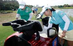 LPGA球员在第17洞为球车签名 悼念裁判布瑞特去世