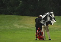 捷克公开赛第一轮 球员接受风雨洗礼