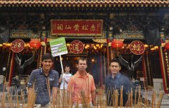 曼纳瑟罗卡西参观香港著名庙宇黄大仙祠(组图)